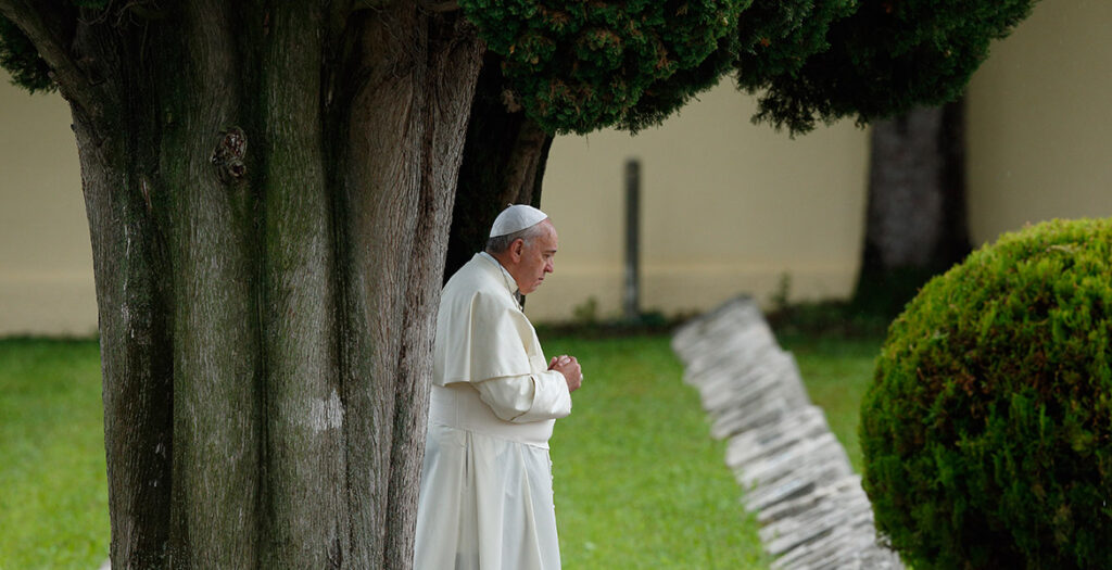 Papa Francisco rezando en la naturaleza