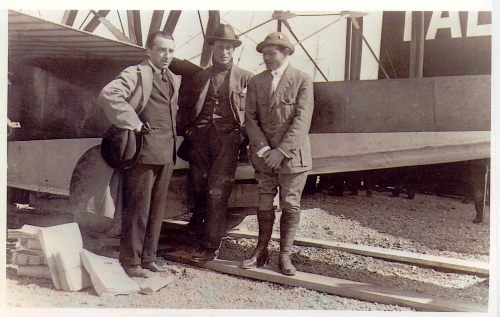 Jorge Loring Martínez posando junto a uno de sus aviones con dos amigos.