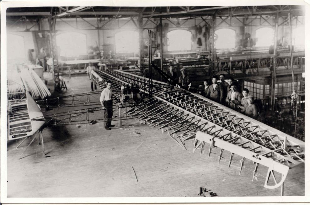 Foto antigua de los talleres de aviones Loring con un prototipo a medio construir.